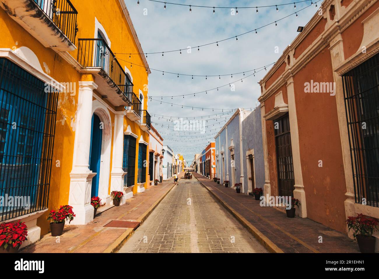 Des bâtiments aux couleurs vives le long de la Calle 59, une rue populaire pour les restaurants et la vie nocturne dans la ville de Campeche, au Mexique Banque D'Images