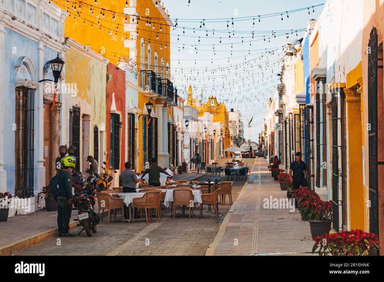 Des bâtiments aux couleurs vives entourent les tables à manger de la Calle 59, une rue populaire pour les restaurants et la vie nocturne dans la ville de Campeche, au Mexique Banque D'Images