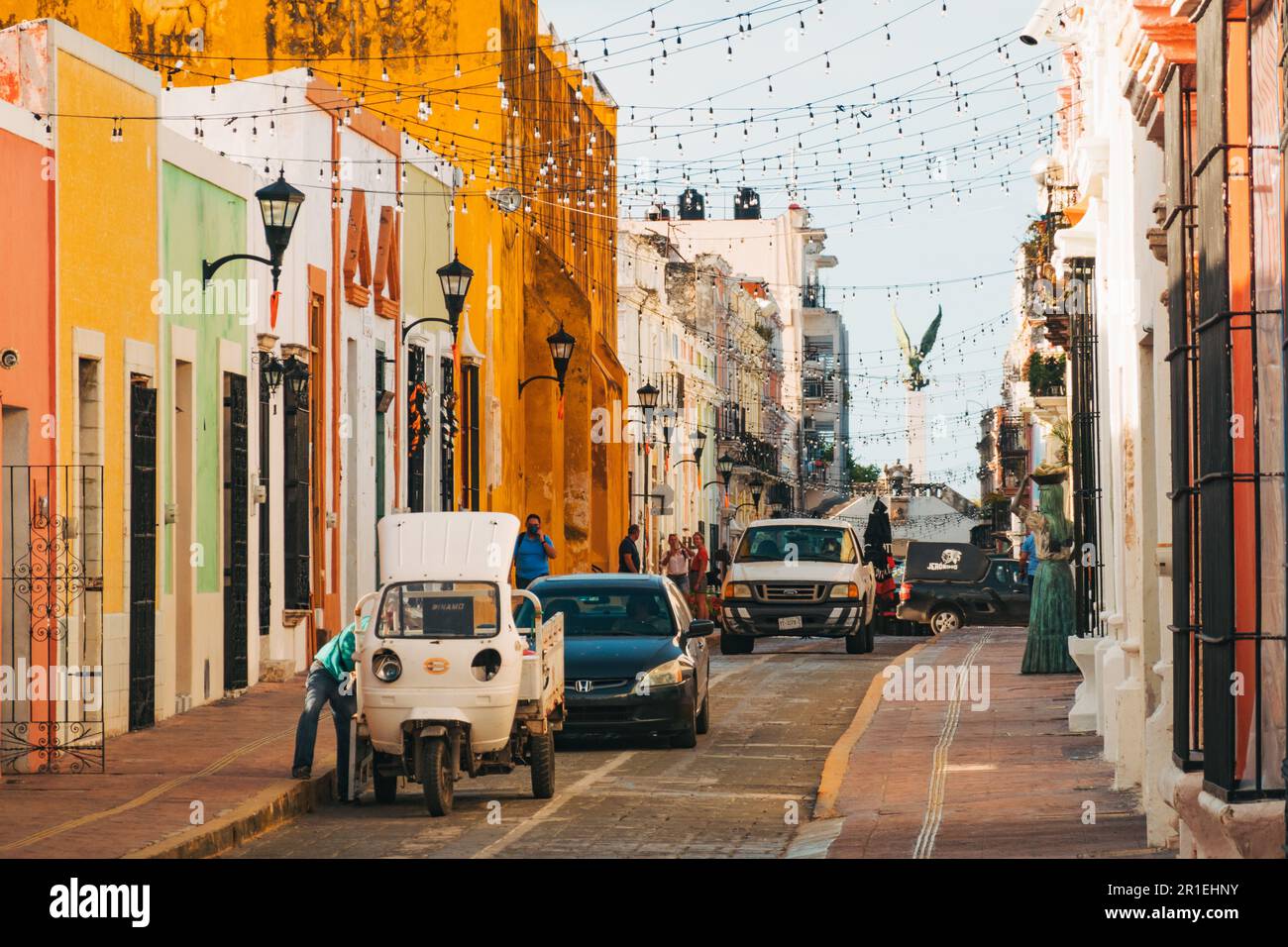 Des bâtiments aux couleurs vives le long de la Calle 59, une rue populaire pour les restaurants et la vie nocturne dans la ville de Campeche, au Mexique Banque D'Images