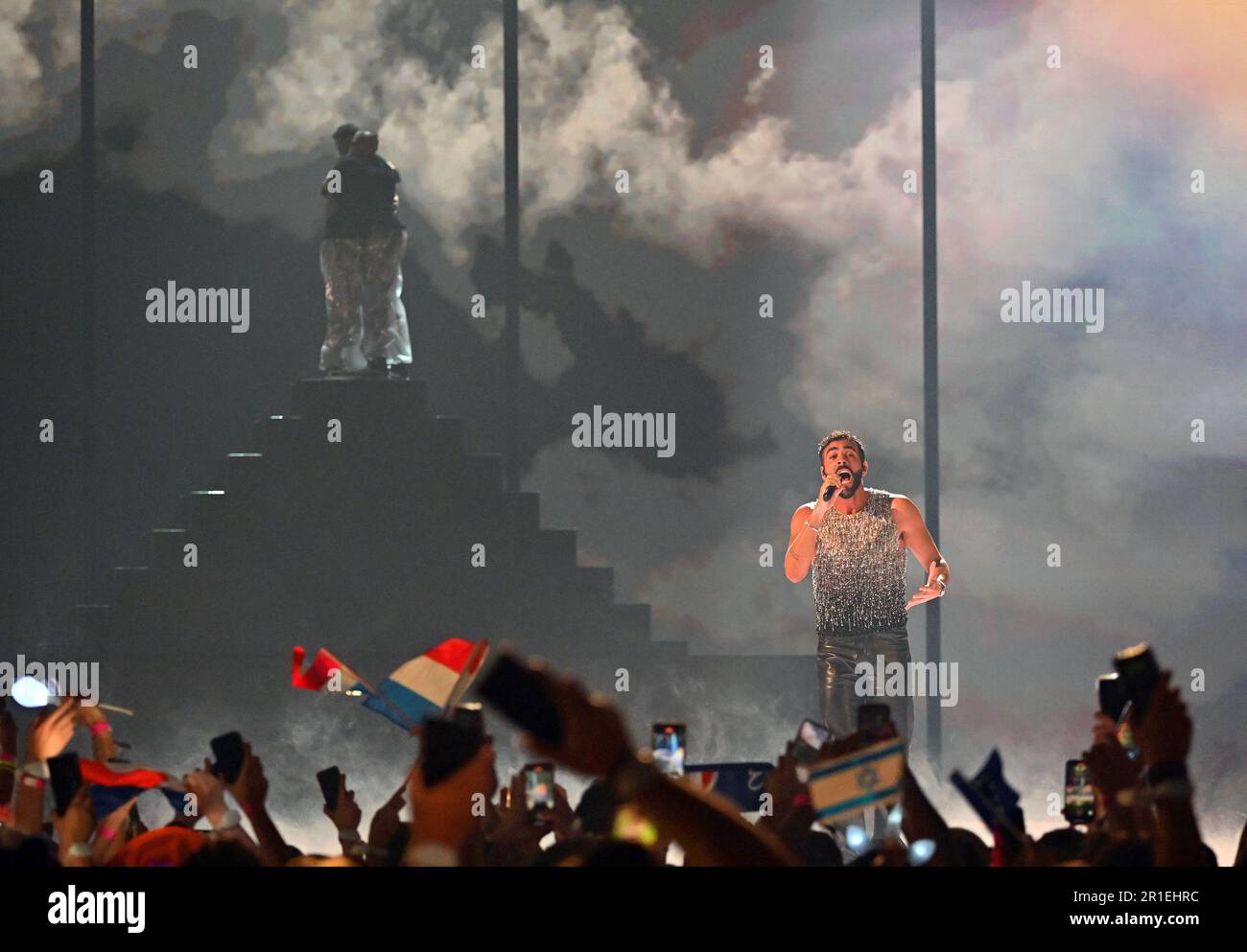 Liverpool, Royaume-Uni. 13th mai 2023. Marco Mengoni, originaire d'Italie, chante « Due vite » à la finale du concours Eurovision Song 67th (ESC) à la M&S Bank Arena. Credit: Peter Kneffel/dpa/Alay Live News Banque D'Images