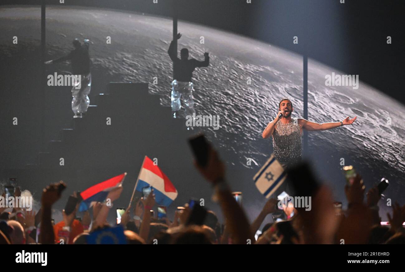 Liverpool, Royaume-Uni. 13th mai 2023. Marco Mengoni, originaire d'Italie, chante « Due vite » à la finale du concours Eurovision Song 67th (ESC) à la M&S Bank Arena. Credit: Peter Kneffel/dpa/Alay Live News Banque D'Images