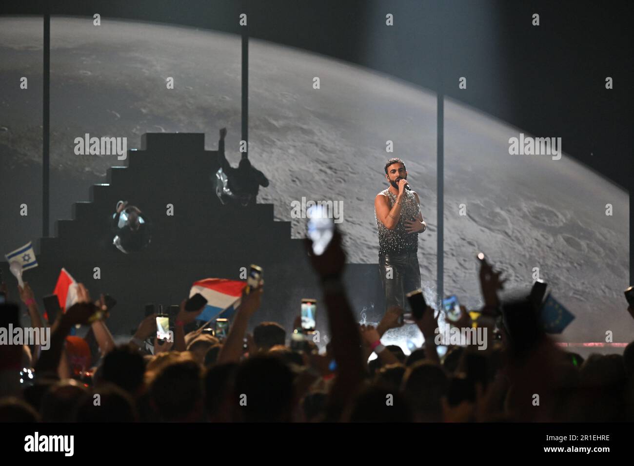 Liverpool, Royaume-Uni. 13th mai 2023. Marco Mengoni, originaire d'Italie, chante « Due vite » à la finale du concours Eurovision Song 67th (ESC) à la M&S Bank Arena. Credit: Peter Kneffel/dpa/Alay Live News Banque D'Images