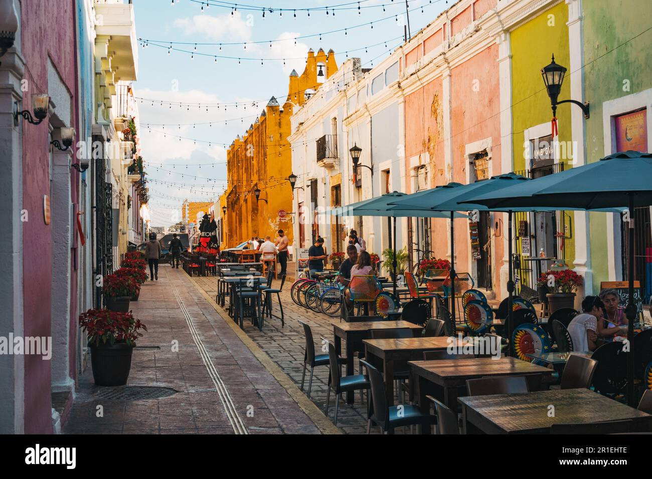 Des bâtiments aux couleurs vives entourent les tables à manger de la Calle 59, une rue populaire pour les restaurants et la vie nocturne dans la ville de Campeche, au Mexique Banque D'Images
