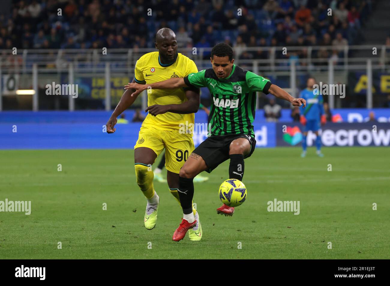 Milan, Italie. 13th mai 2023. Rogerio de US Sassuolo contrôle la balle sous la pression de Romelu Lukaku du FC Internazionale pendant le match de série A à Giuseppe Meazza, Milan. Crédit photo à lire: Jonathan Moscrop/Sportimage crédit: Sportimage Ltd/Alay Live News Banque D'Images