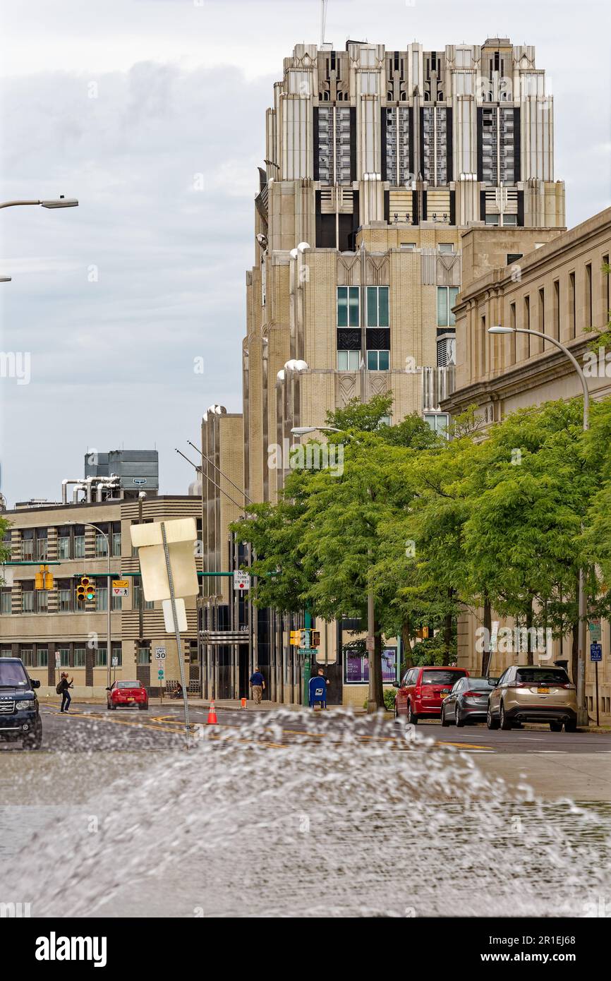 Niagara Mohawk Building, vue depuis la fontaine de Clinton Square. La tour art déco est un point de repère de Syracuse. Banque D'Images