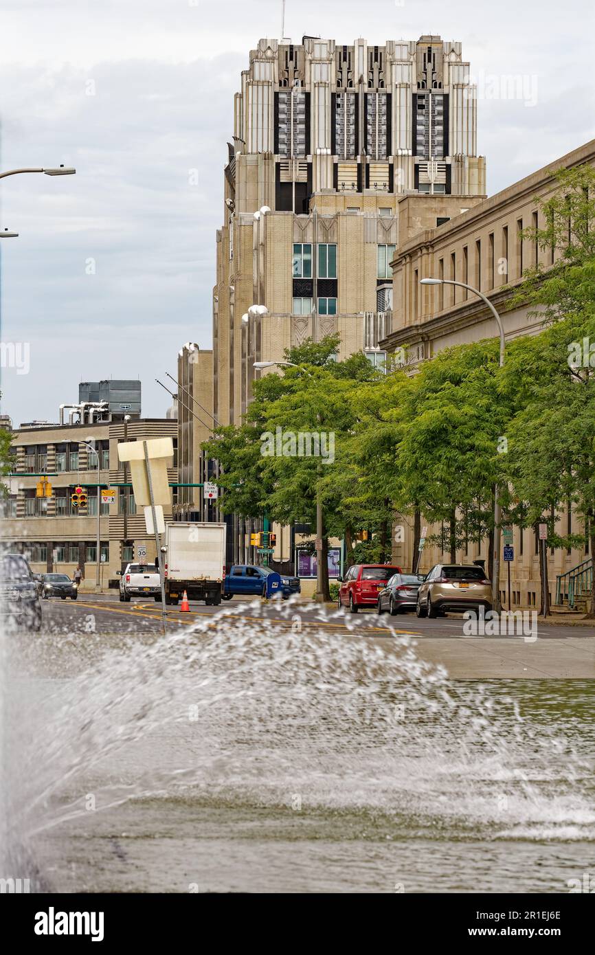 Niagara Mohawk Building, vue depuis la fontaine de Clinton Square. La tour art déco est un point de repère de Syracuse. Banque D'Images