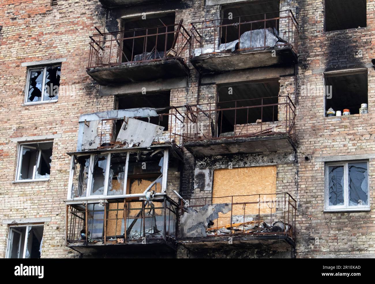 Conséquences de la guerre dans la capitale de l'Ukraine. Un bâtiment bombardé endommagé par des obus suite à une frappe aérienne. La fusée a fait exploser la maison. Trous dans Banque D'Images