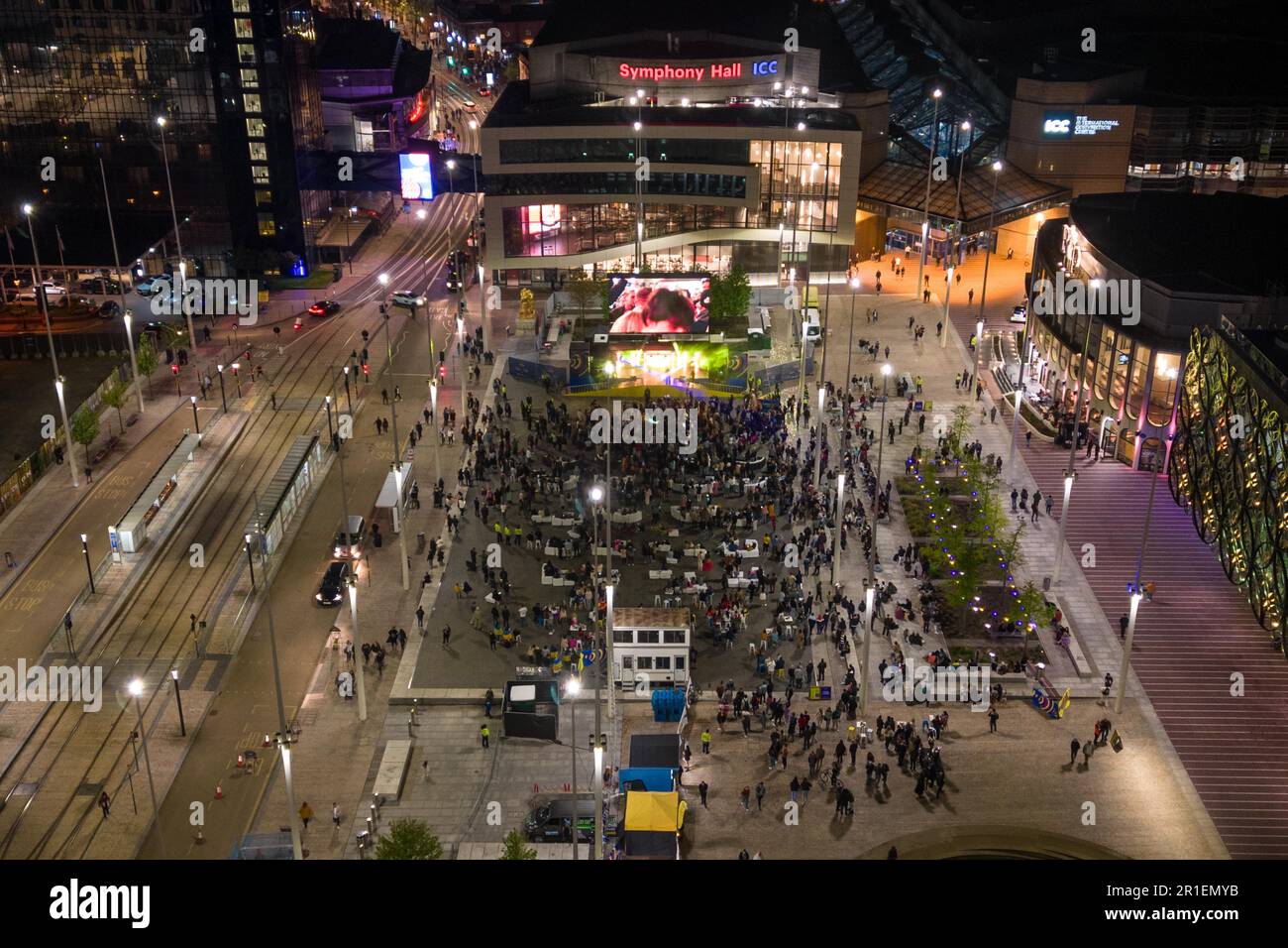 Centenary Square, Birmingham, 13 mai 2023 - le grand écran de Birmingham qui a joué le concert Eurovision Song 2023 à des fans de nombreux pays différents. Crédit : arrêtez Press Media/Alamy Live News Banque D'Images