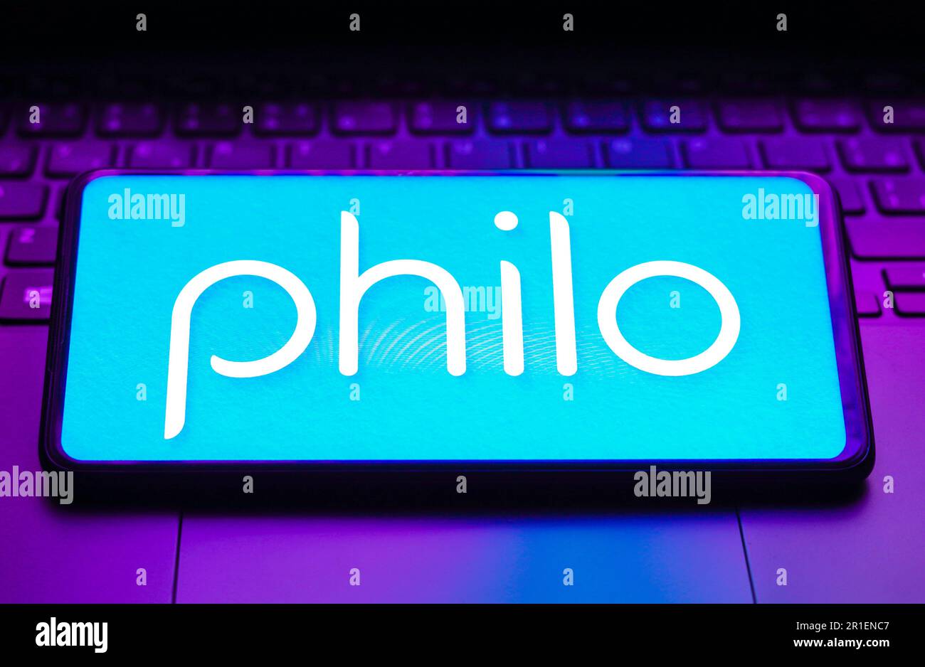 Dans cette illustration, le logo Philo s'affiche sur l'écran d'un smartphone. Banque D'Images