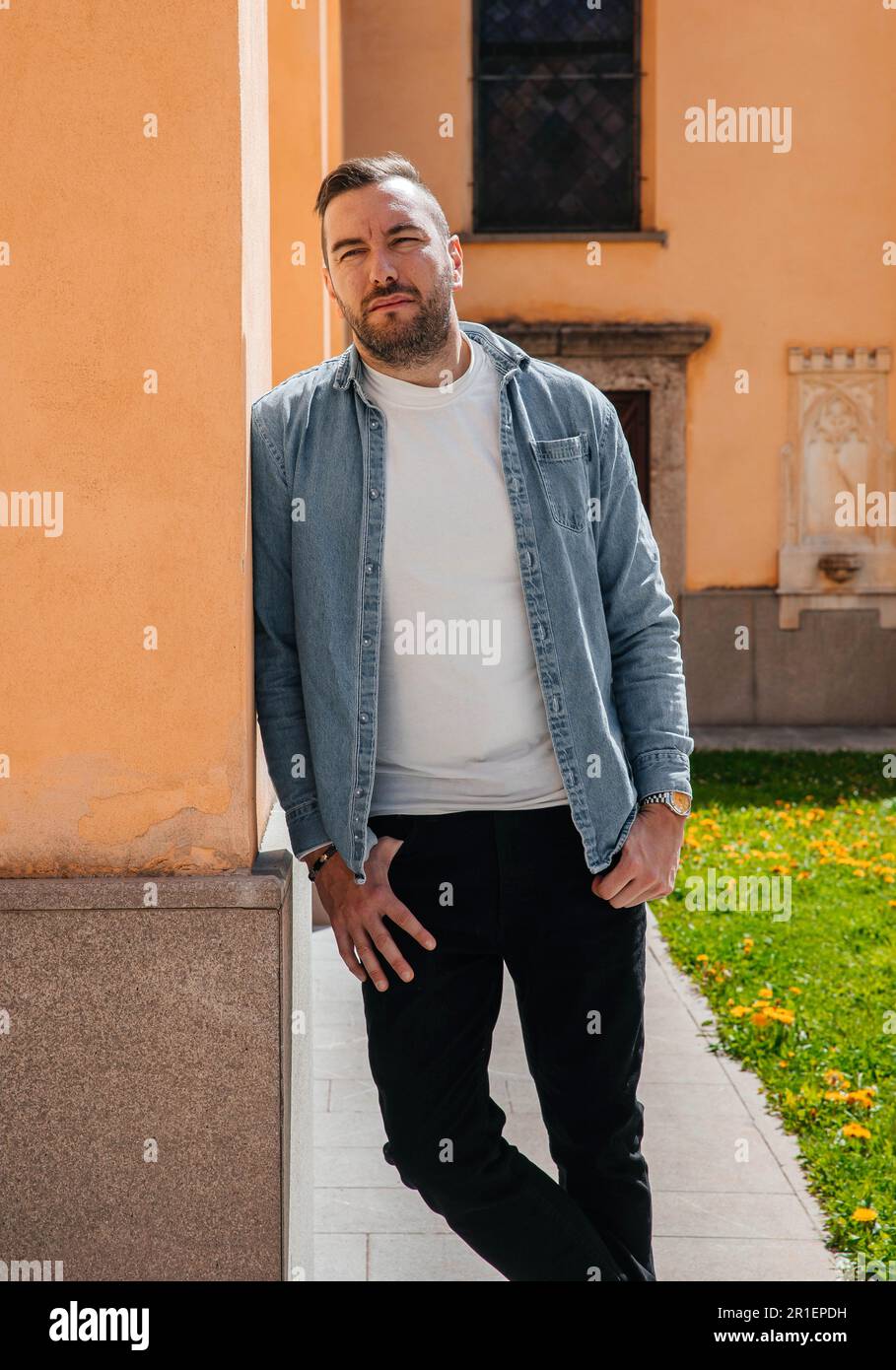 Portrait d'un bel homme taille basse dans une veste jean. Un homme dans une  grande ville sur la rue, un concept de style de vie Photo Stock - Alamy