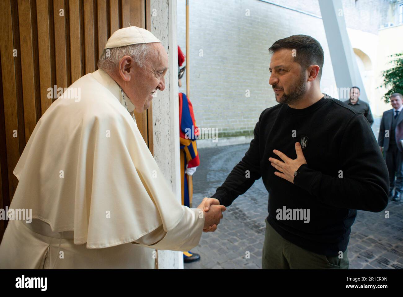 Rome, Italie. 13th mai 2023. Le pape François, à gauche, accueille le président ukrainien Volodymyr Zelenskyy, à droite, lors d’une visite au Vatican, à 13 mai 2023, à Rome, en Italie. Crédit: Pool photo/Bureau de presse présidentiel ukrainien/Alamy Live News Banque D'Images