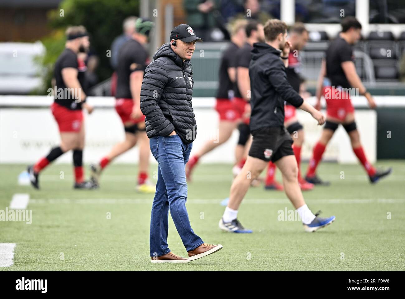 Ealing. Royaume-Uni. 13 mai 2023. Ealing Trailfinders V Jersey Reds RFU Championship Cup final. Club de sport Trailfinders. Ealing. Harvey Bijon (Jersey, directeur du rugby) regarde l'équipe s'échauffer pendant le match de rugby final de la coupe Ealing Trailfinders V Jersey Reds RFU Championship Cup. Banque D'Images