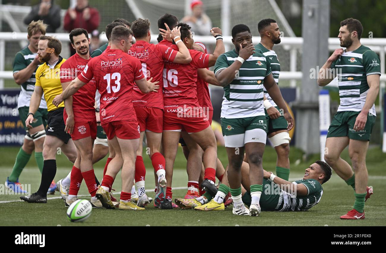 Ealing. Royaume-Uni. 13 mai 2023. Ealing Trailfinders V Jersey Reds RFU Championship Cup final. Club de sport Trailfinders. Ealing. Les joueurs de Jersey fêtent leur première épreuve lors du match de rugby final de la coupe de championnat du Jersey Ealing Trailfinders V Reds RFU. Banque D'Images