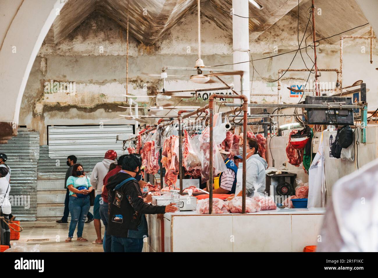 Une rangée de bouchers découpait des carcasses d'animaux au marché municipal de Valladolid, au Mexique Banque D'Images