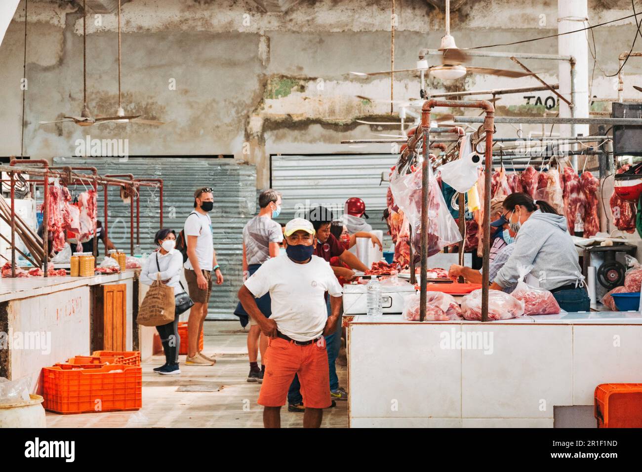 Une rangée de bouchers découpait des carcasses d'animaux au marché municipal de Valladolid, au Mexique Banque D'Images