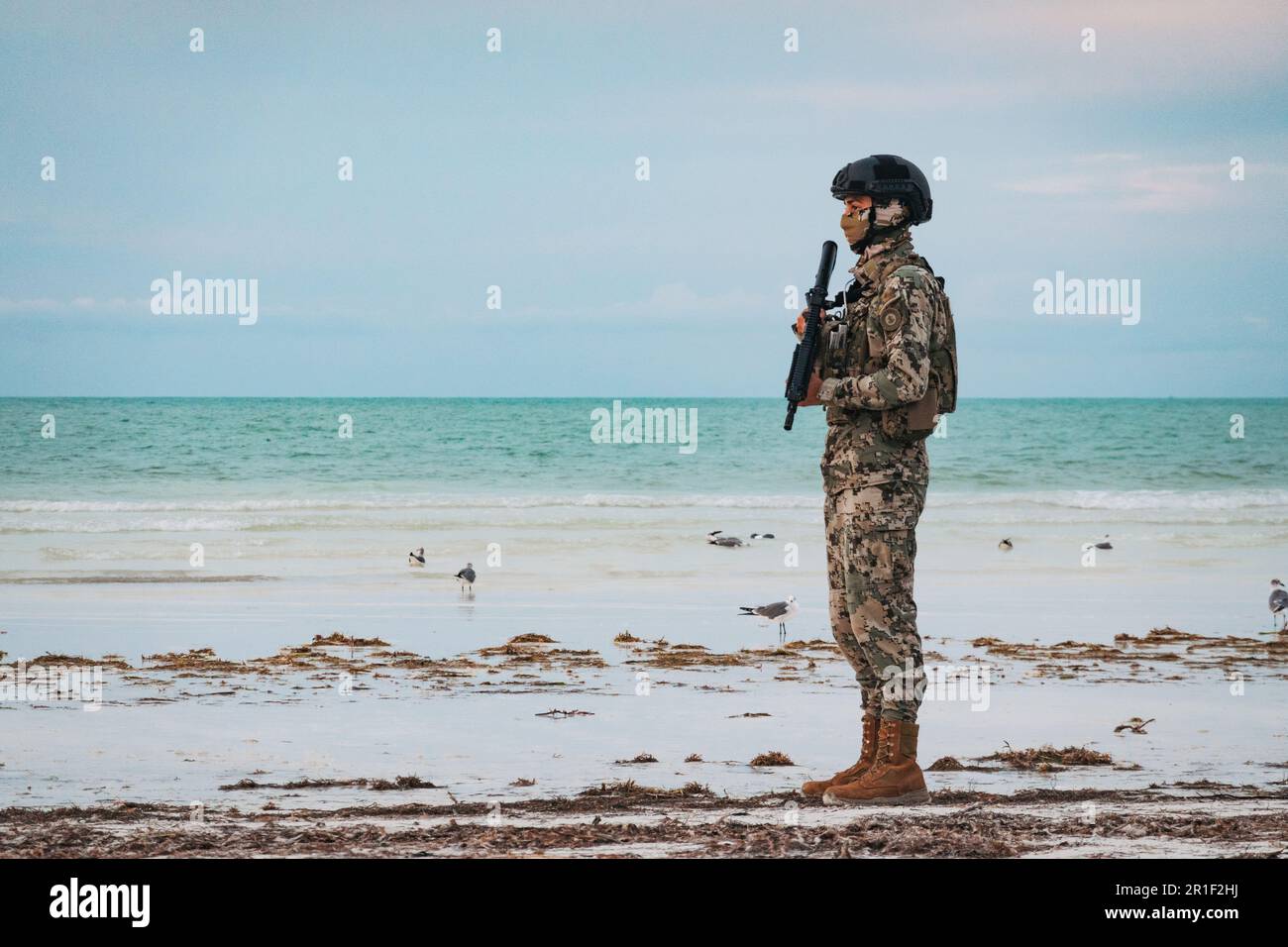 Des soldats et la police de l'armée mexicaine effectuent une opération sur une plage dans une ville touristique d'Isla Holbox, Yucatán, Mexique Banque D'Images