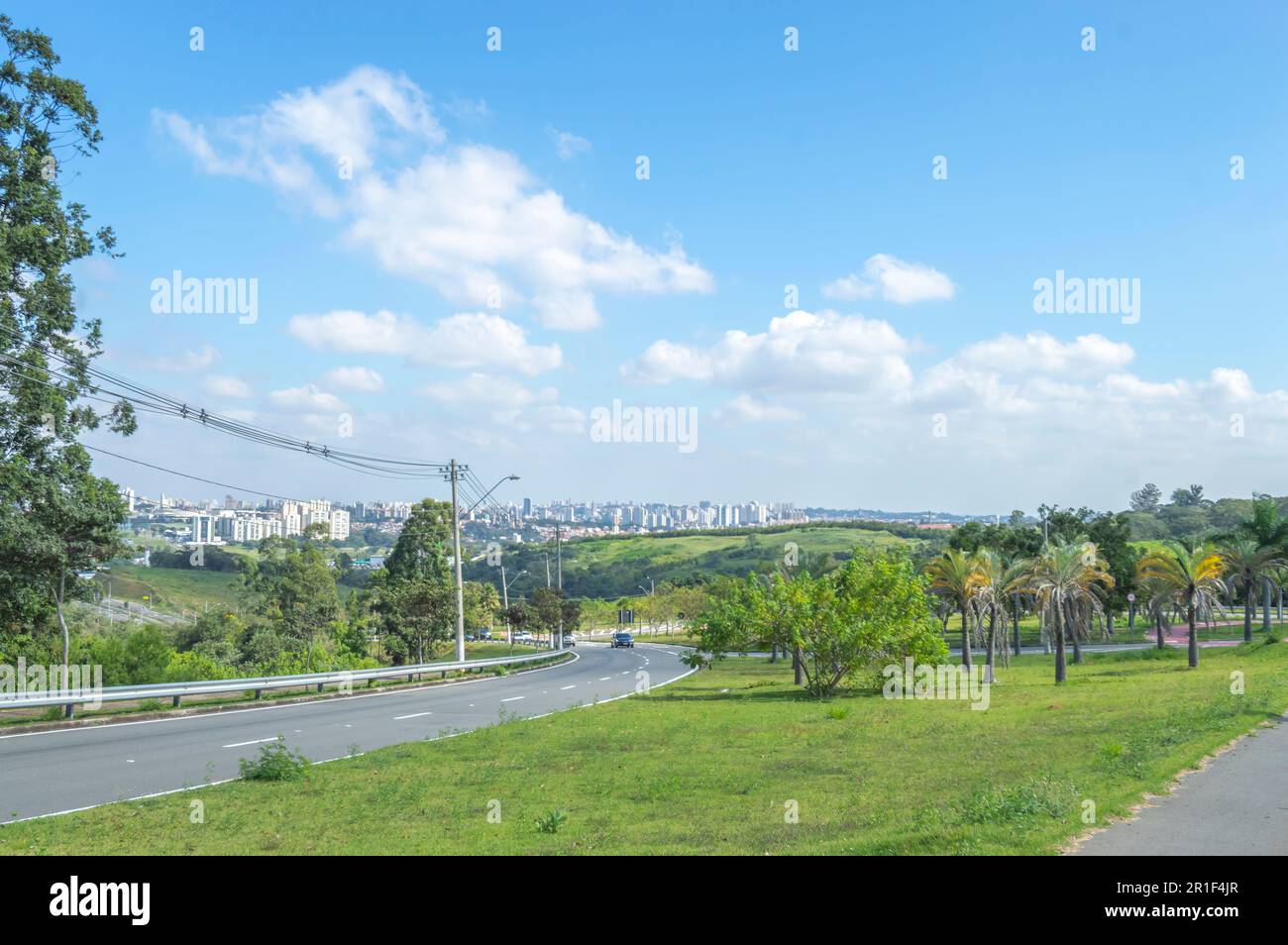 Campinas-sp,Brésil,mai 12,2023 vue éloignée de la ville de campinas sp par une journée ensoleillée avec une piste cyclable à droite de l'image Banque D'Images