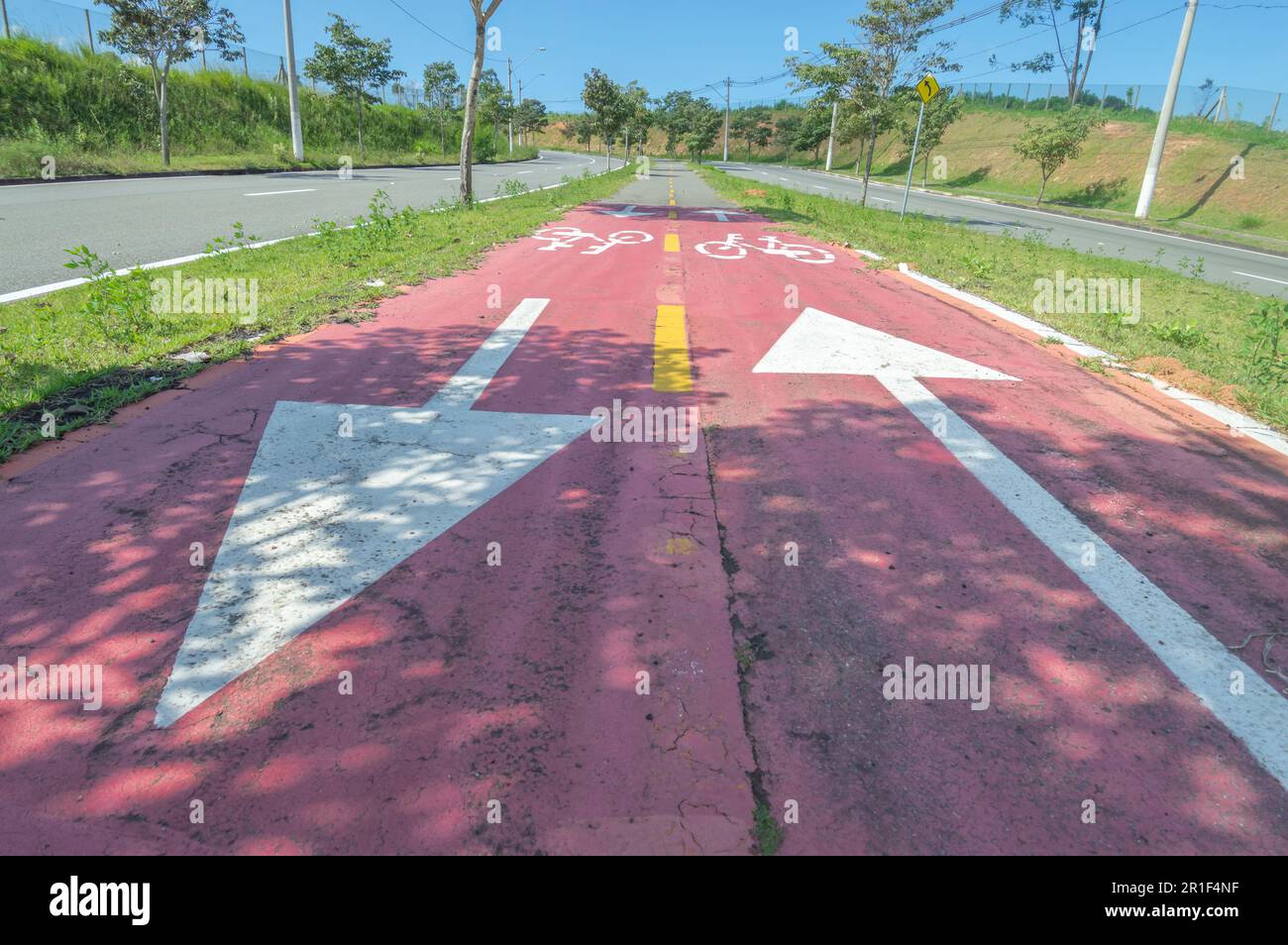 Campinas-sp,Brésil,mai 12,2023 piste cyclable avec de l'asphalte autour de vous, signes sur la piste cyclable un jour ensoleillé. Banque D'Images