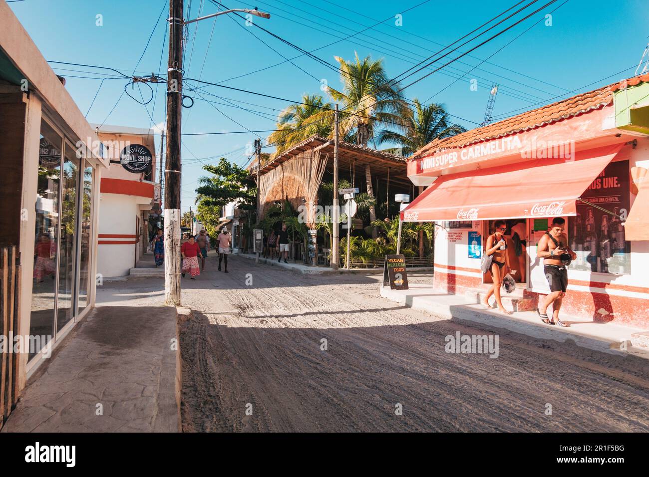 Rues boueuses de Isla Holbox, Mexique. Une petite ville insulaire fortement touristique au large de la péninsule du Yucatan au Mexique Banque D'Images