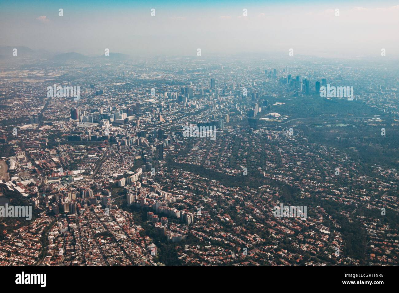 Une vue aérienne d'une ville de Mexico extrêmement floue, où la pollution de l'air est un problème permanent en raison de sa topographie et de sa population importante Banque D'Images