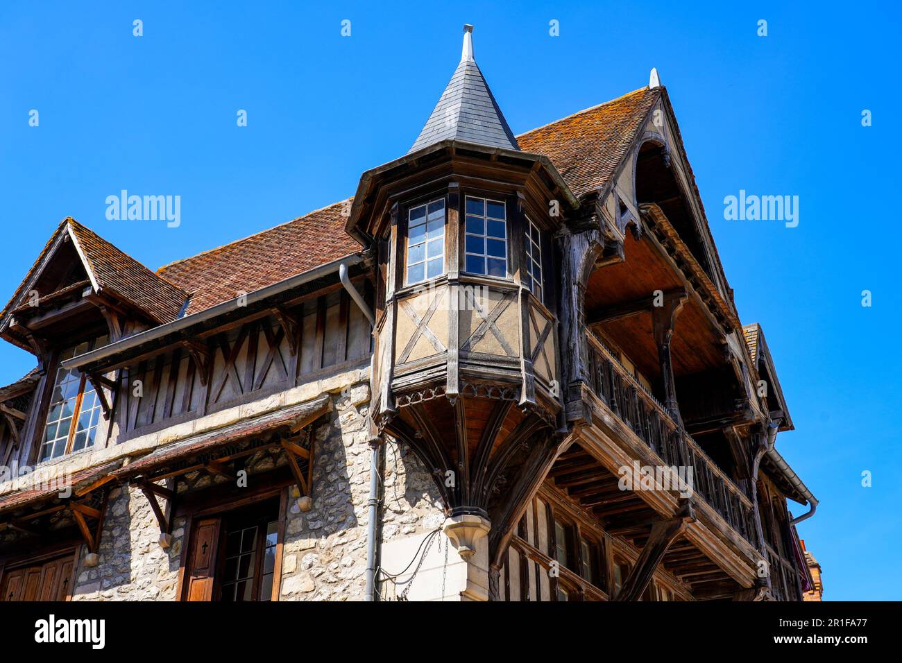 Tourelle ronde en bois sur un bâtiment à colombages de la ville médiévale de Moret-sur-Loing en Seine et Marne, France Banque D'Images