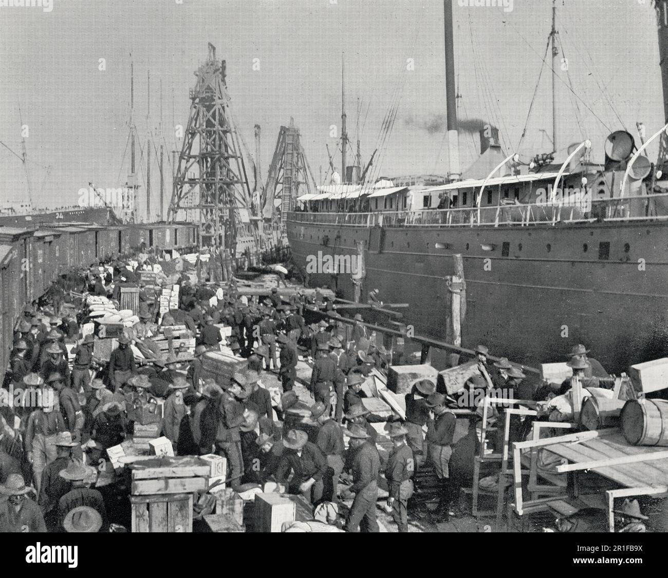 Au large de Santiago, Cuba - sur le pont à Port Tampa - chargement des transports pendant la guerre américaine espagnole, 1898 Banque D'Images