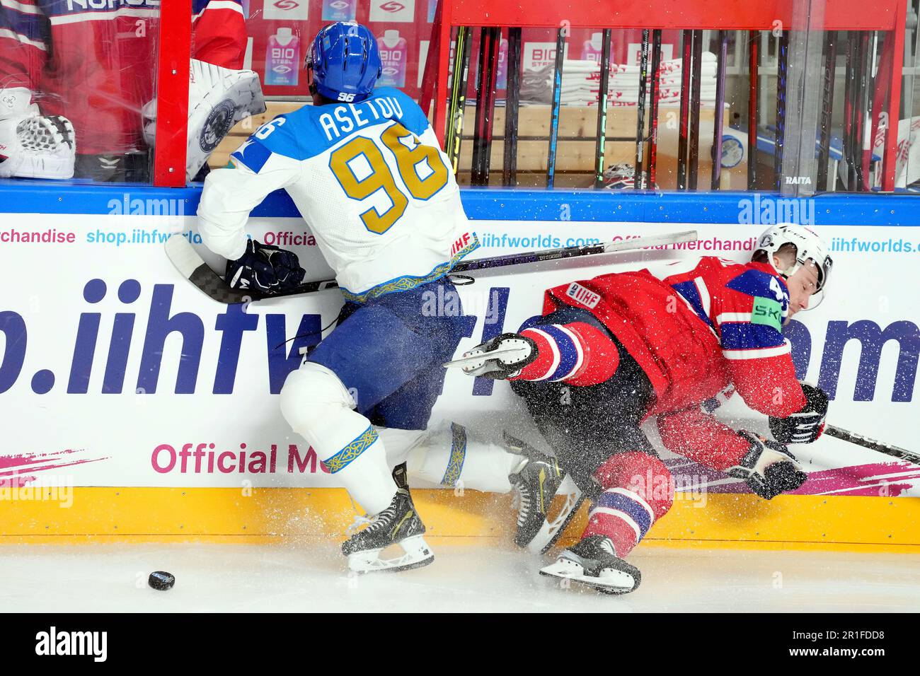 Riga, Lettonie. 13th mai 2023. Christian Kaasastul (R), le défenseur de la Norvège, rivalise avec l'avant du Kazakhstan Alikhan Asetov lors du match du groupe B entre la Norvège et le Kazakhstan lors du Championnat du monde de hockey sur glace 2023 de l'IIHF à Riga, en Lettonie, au 13 mai 2023. Crédit: Edijs Palens/Xinhua/Alamy Live News Banque D'Images