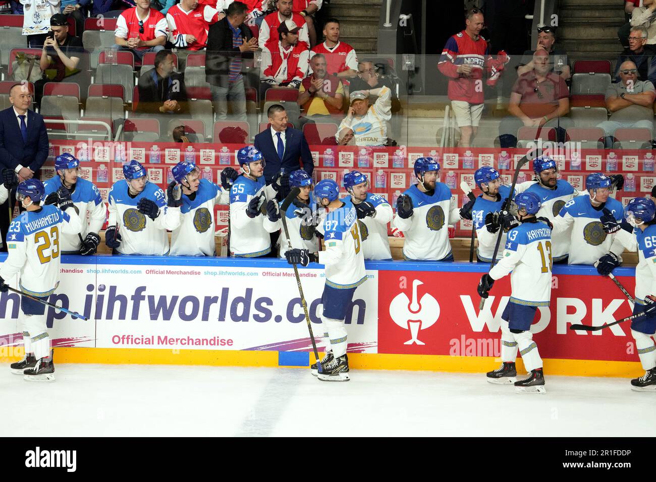 Riga, Lettonie. 13th mai 2023. Les joueurs du Kazakhstan célèbrent les scores lors du match du groupe B entre la Norvège et le Kazakhstan lors du Championnat du monde de hockey sur glace 2023 de l'IIHF à Riga, en Lettonie, au 13 mai 2023. Crédit: Edijs Palens/Xinhua/Alamy Live News Banque D'Images