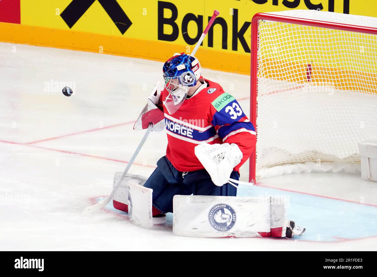 Riga, Lettonie. 13th mai 2023. Le gardien de but norvégien Henrik Haukeland tente de faire une économie lors du match du groupe B entre la Norvège et le Kazakhstan lors du Championnat du monde de hockey sur glace 2023 de l'IIHF à Riga, en Lettonie, au 13 mai 2023. Crédit: Edijs Palens/Xinhua/Alamy Live News Banque D'Images
