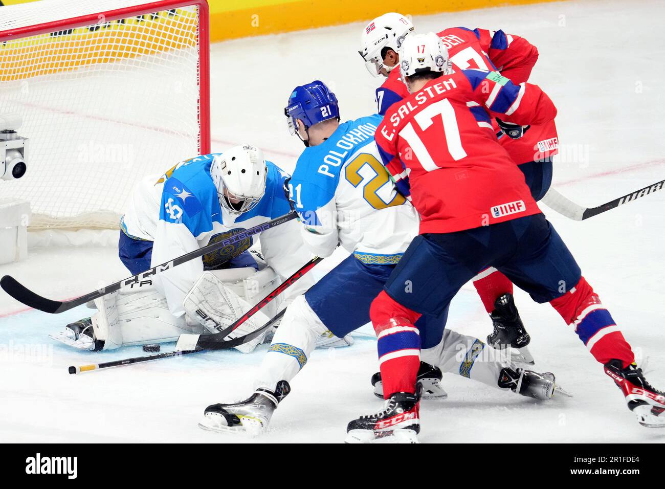 Riga, Lettonie. 13th mai 2023. Le gardien de but du Kazakhstan Andrey Shutov (1st L) tente de faire une économie lors du match du groupe B entre la Norvège et le Kazakhstan au Championnat du monde de hockey sur glace 2023 de l'IIHF à Riga, Lettonie, 13 mai 2023. Crédit: Edijs Palens/Xinhua/Alamy Live News Banque D'Images