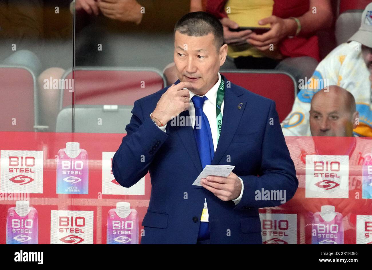 Riga, Lettonie. 13th mai 2023. L'entraîneur-chef du Kazakhstan, Galym Mambetaliev, réagit lors du match du groupe B entre la Norvège et le Kazakhstan lors du Championnat du monde de hockey sur glace 2023 de l'IIHF à Riga, en Lettonie, au 13 mai 2023. Crédit: Edijs Palens/Xinhua/Alamy Live News Banque D'Images