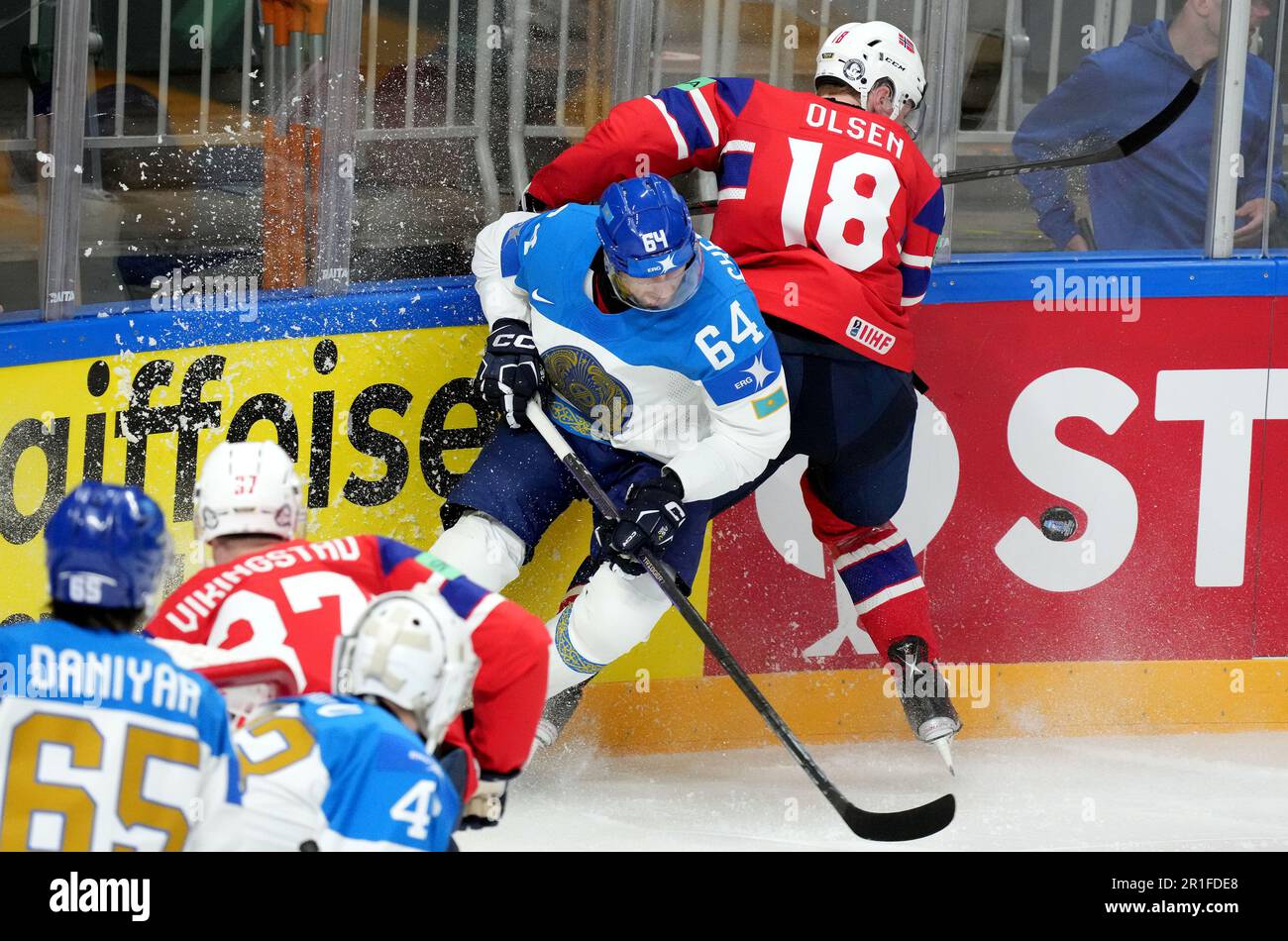 Riga, Lettonie. 13th mai 2023. Thomas Olsen (1st R), l'avant de la Norvège, rivalise avec l'avant du Kazakhstan, Arkadi Shestakov (2nd R), lors du match du groupe B entre la Norvège et le Kazakhstan lors du Championnat du monde de hockey sur glace 2023 de l'IIHF à Riga, en Lettonie, au 13 mai 2023. Crédit: Edijs Palens/Xinhua/Alamy Live News Banque D'Images