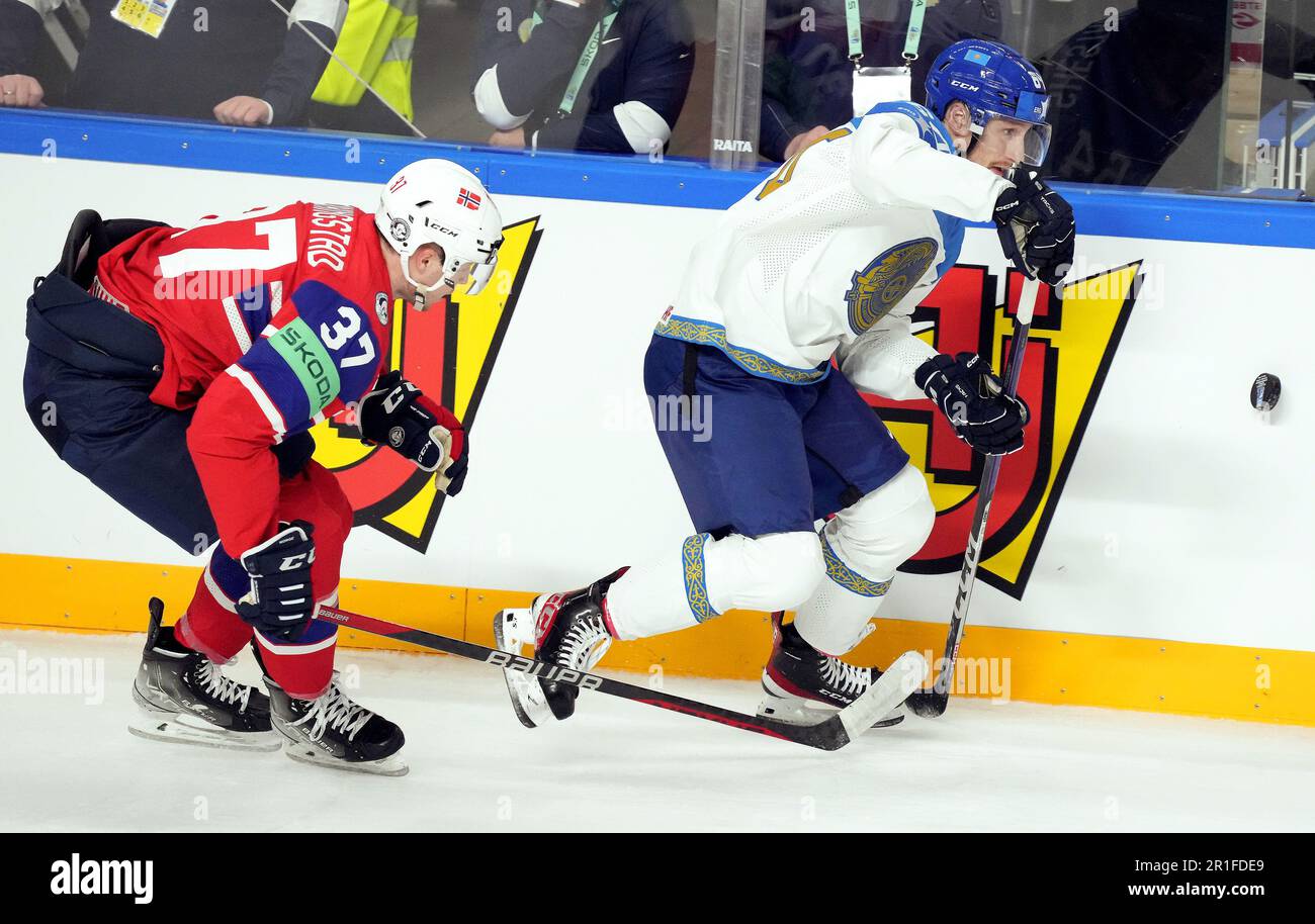 Riga, Lettonie. 13th mai 2023. L'avant-poste de la Norvège Markus Vikingstad (L) rivalise avec l'avant du Kazakhstan Arkadi Shestakov lors du match du groupe B entre la Norvège et le Kazakhstan lors du Championnat du monde de hockey sur glace 2023 de l'IIHF à Riga, en Lettonie, au 13 mai 2023. Crédit: Edijs Palens/Xinhua/Alamy Live News Banque D'Images