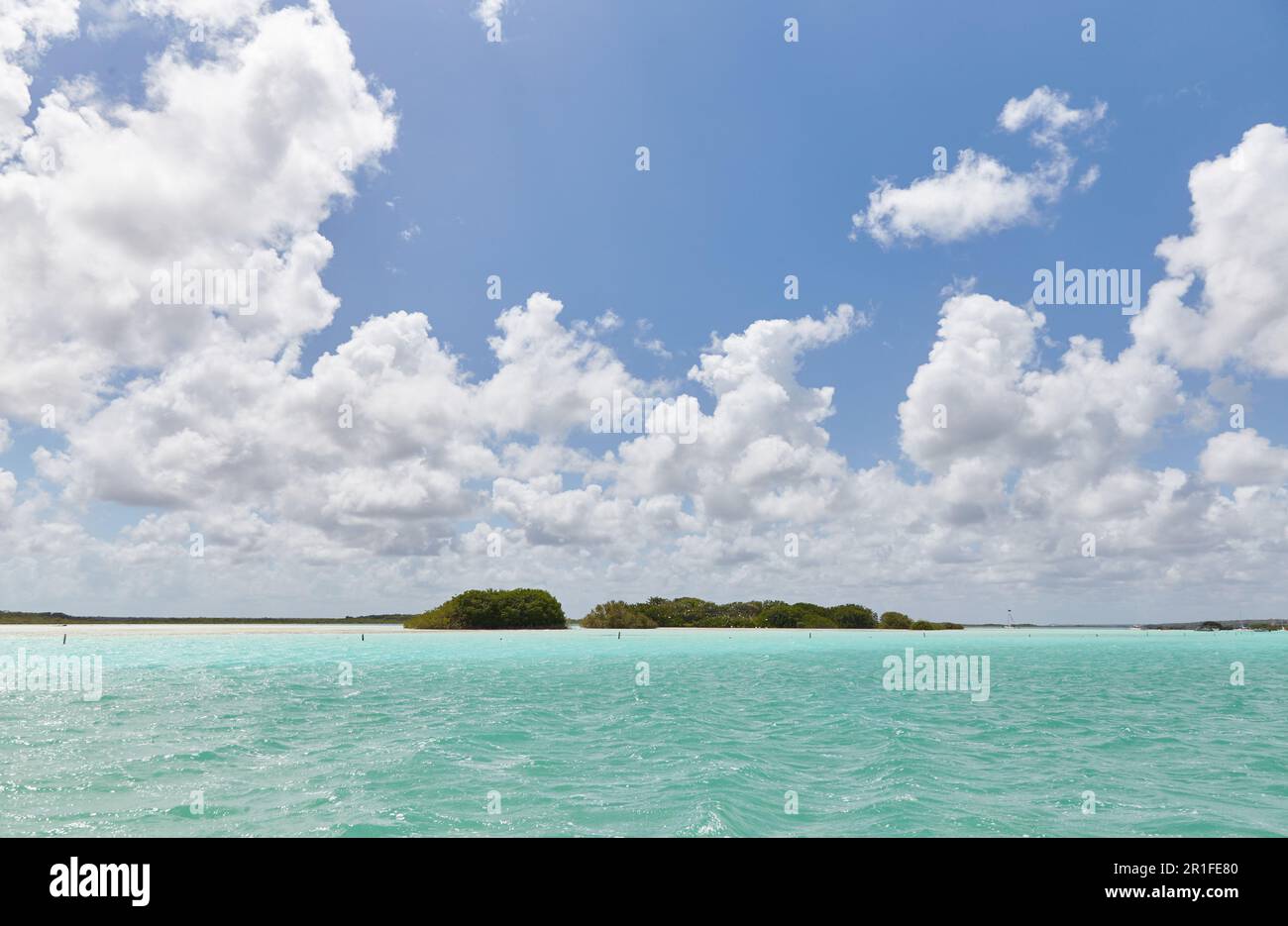 Magnifique Bacalar, plus connu pour son lagon de sept couleurs, est situé dans le sud Quintana Roo, au Mexique Banque D'Images