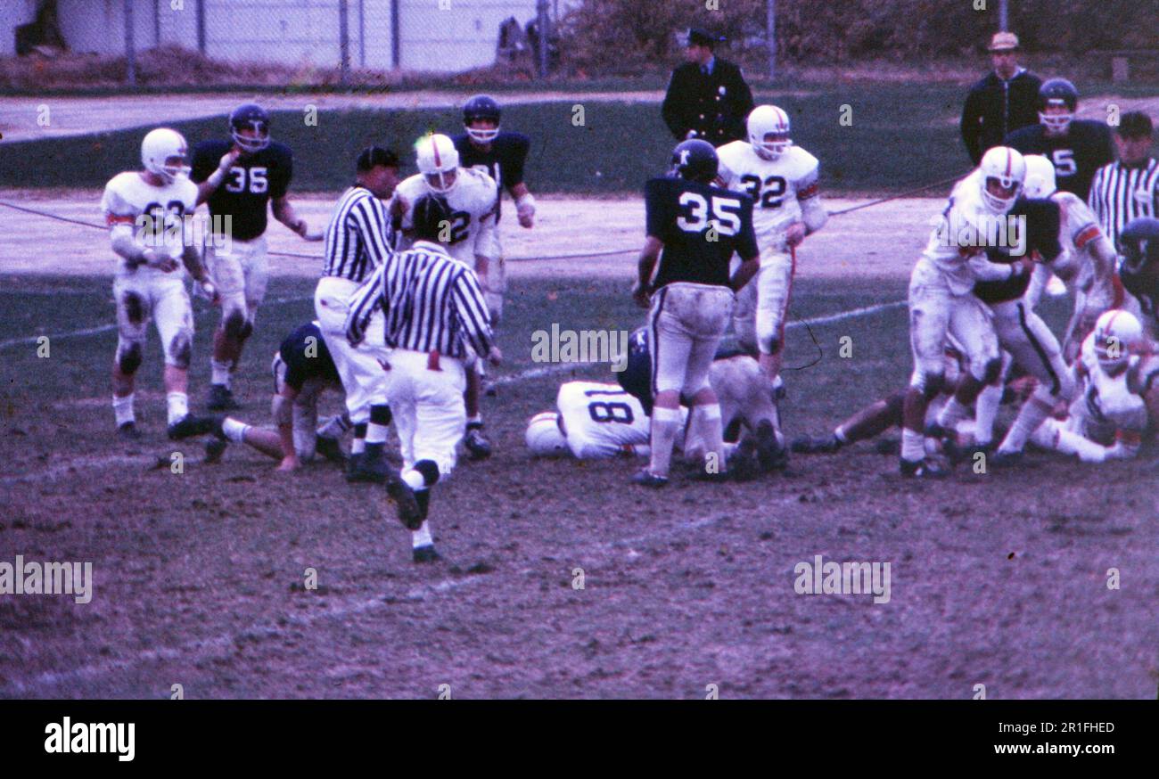 Football de lycée après-midi jeu action ca. 1968 Banque D'Images