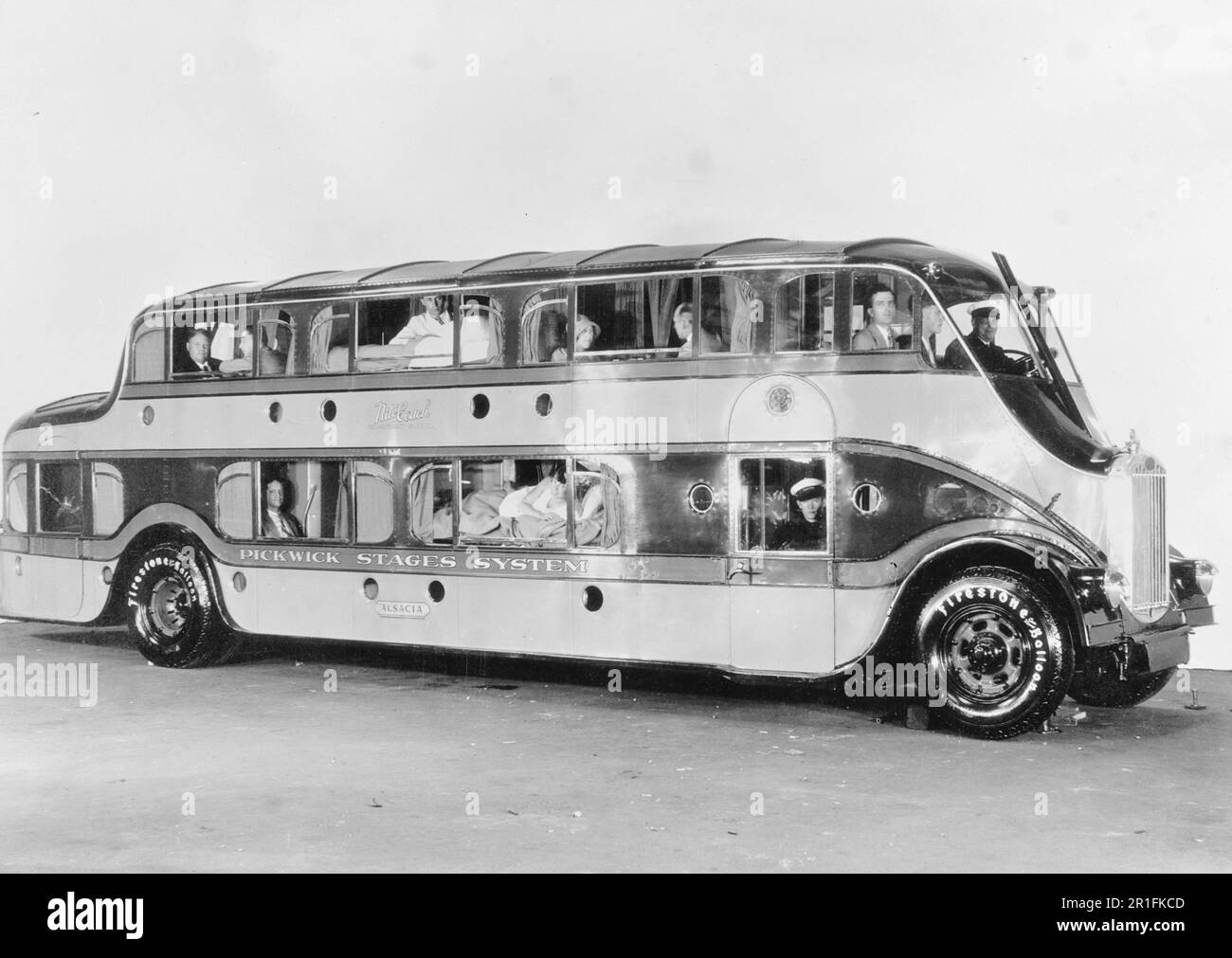 Photo d'archives: Bus à impériale 'Pickwick stages System' ca. 1920s ou 1930s Banque D'Images