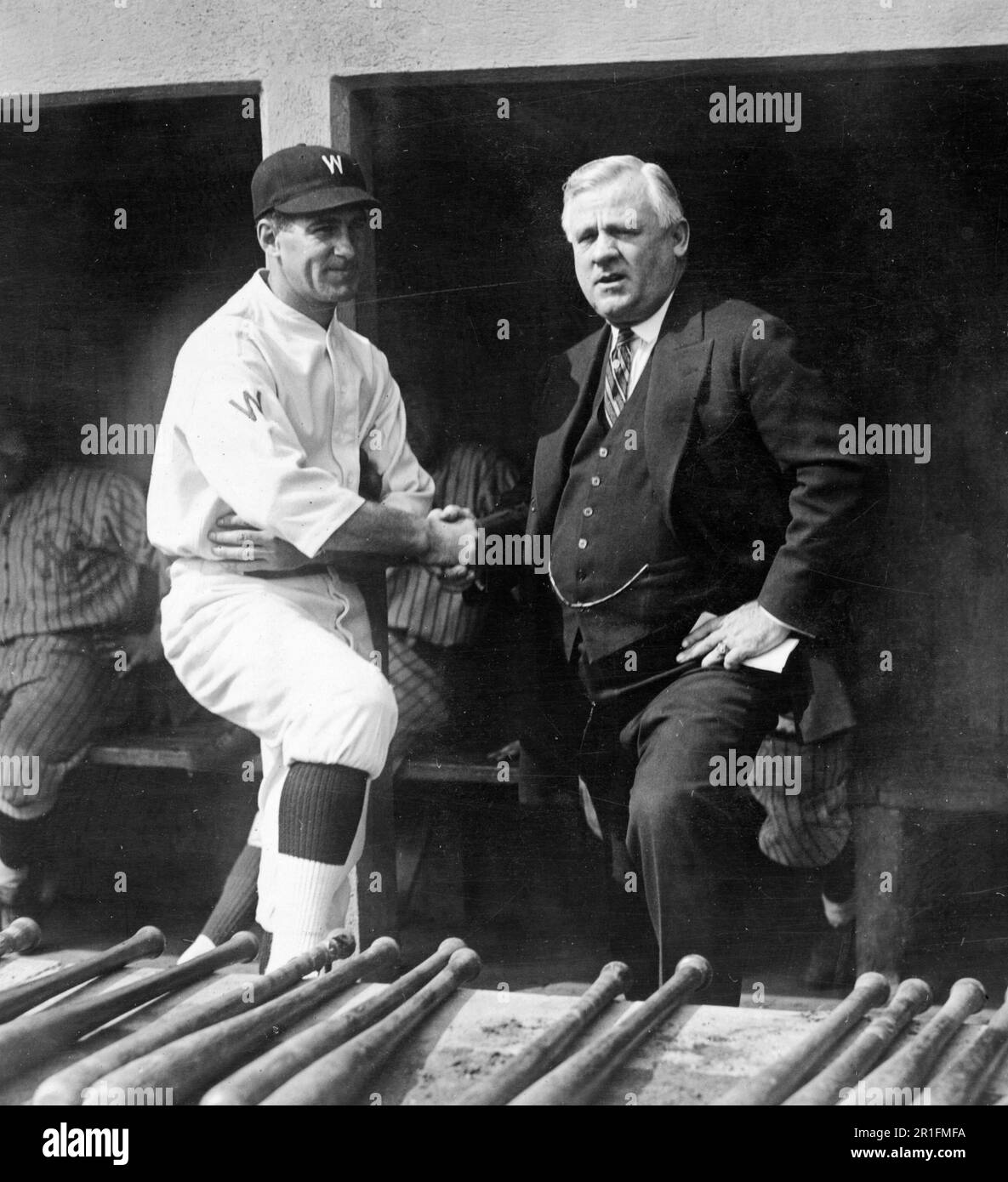 Photo archivistique : Stanley Harris, directeur de l'équipe de Washington, et John McGraw, directeur des New York Giants, shake Hands vs. 1924 Banque D'Images