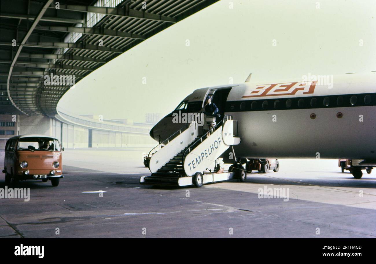 Employé de bord sortant d'un avion British European Airways (BEA Airplane) à l'aéroport Templehof de Berlin vers. 1972 Banque D'Images