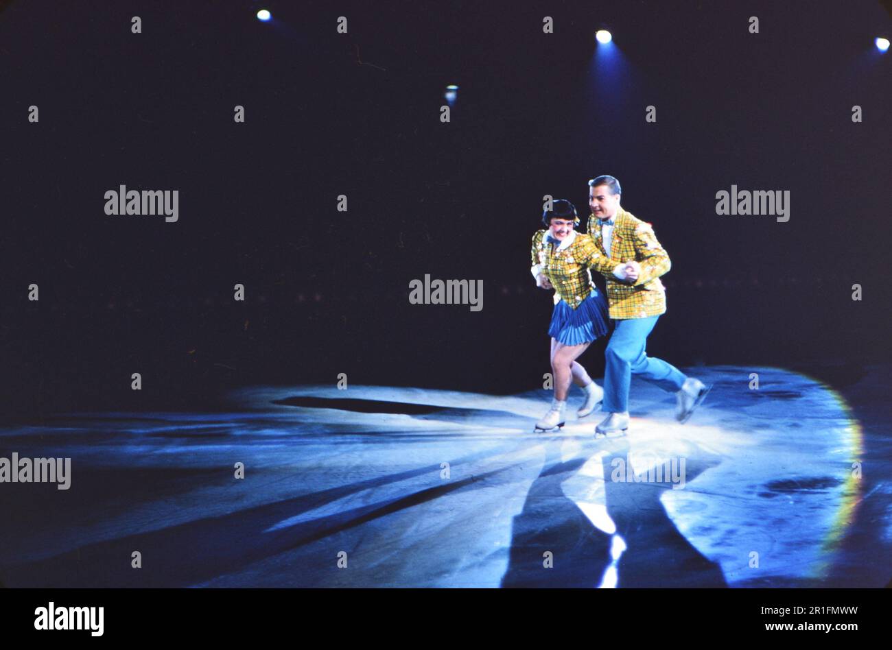 Performance de patinage sur glace homme et femme ca. 1955-1959 Banque D'Images