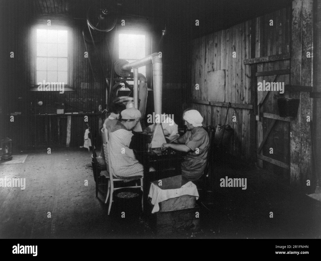 Photo d'archives : intérieur de l'usine de la Vegetarian Food & Nut Company, travailleurs au 1339-41 S. Capitol St. à Washington D.C. ca. 1921 Banque D'Images