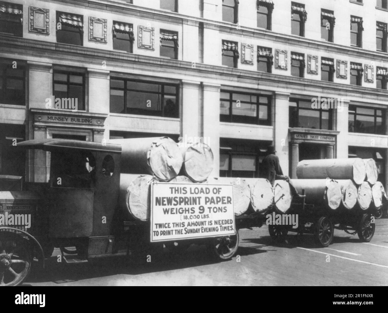 Photo d'archives: Camion chargé de papier journal pour les heures du dimanche soir garés devant le bâtiment Munsey, Washington, D.C. ca. 1920 Banque D'Images