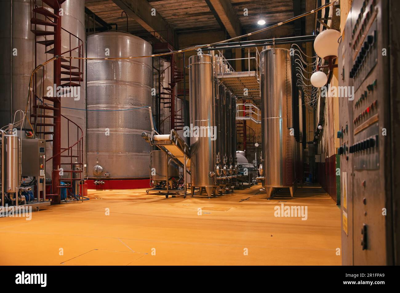 Fûts en acier pour fermentation dans une usine de vin Banque D'Images