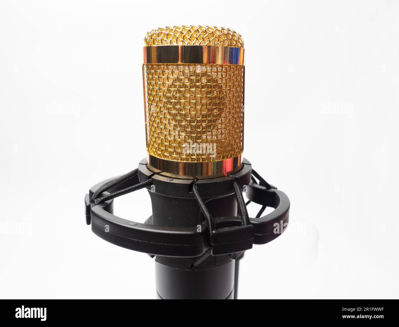 Image d'un microphone à condensateur noir sur un arrière-plan blanc isolé Banque D'Images
