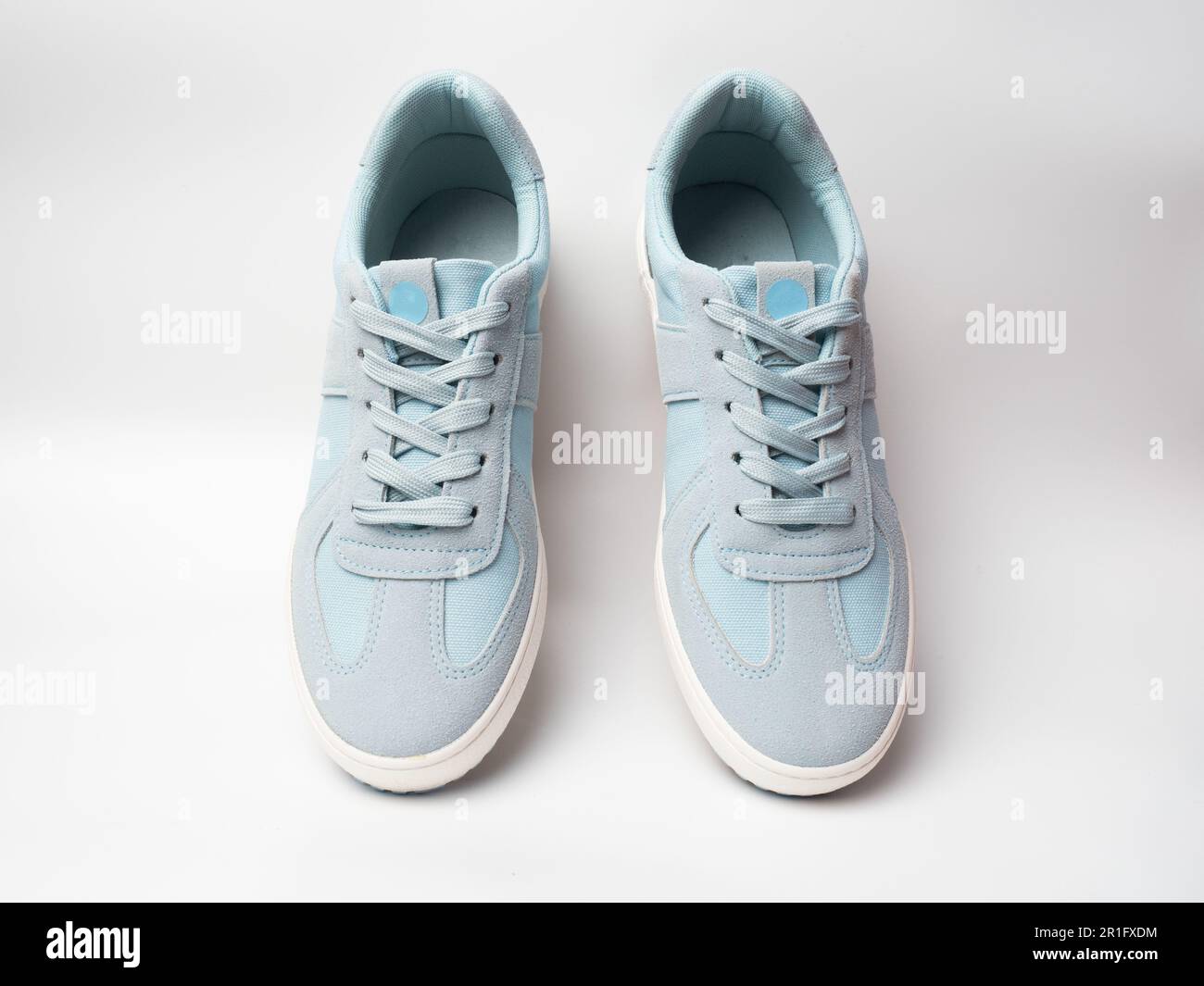 photo de la sneaker en toile bleue sur fond blanc isolé Banque D'Images