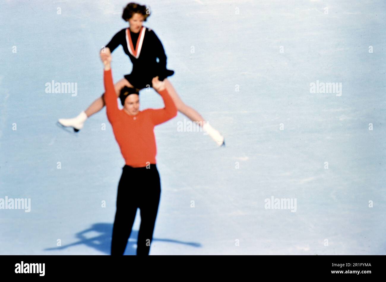 Jeux olympiques d'hiver de 1960 à Squaw Valley Californie: Couples la pratique du patinage artistique dans la patinoire ouest ca. 2/26/1960 Banque D'Images