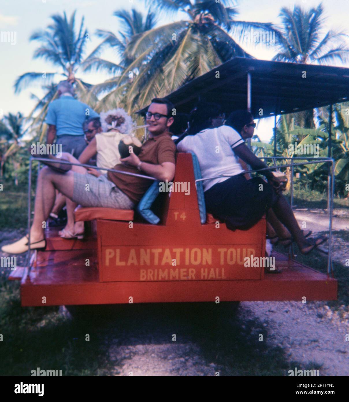 Touriste appréciant une boisson alcoolisée lors d'une visite de la plantation de Brimmer Hall en Jamaïque ca. 1969 Banque D'Images
