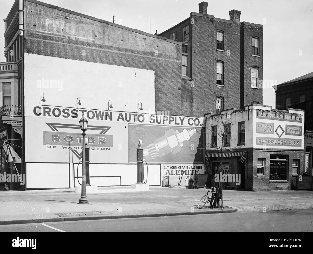 Photo d'archives: Crossstown Auto Supply à Washington D.C. ca. 1910s ou 1920s Banque D'Images