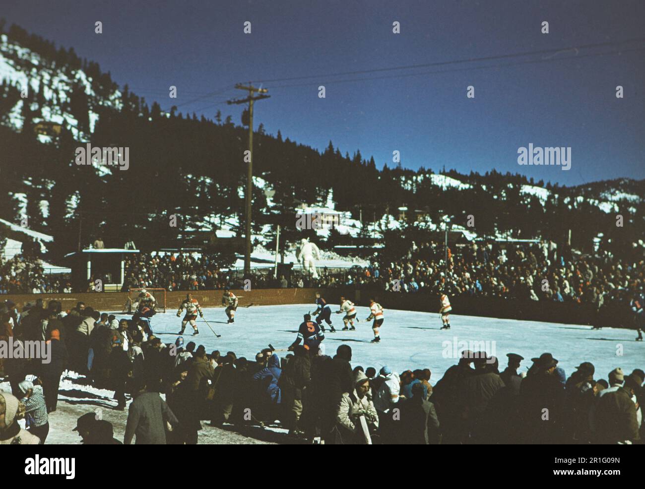 Jeux olympiques d'hiver de 1960 à Squaw Valley Californie: Hockey masculin - Finlande vs Japon sur la patinoire est de Squaw Valley Banque D'Images