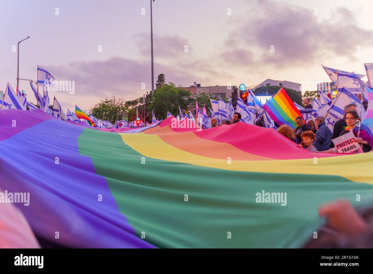 Haïfa, Israël - 13 mai 2023: Les gens ont un grand drapeau. 19th semaines de manifestations anti-gouvernementales à Haïfa, Israël Banque D'Images