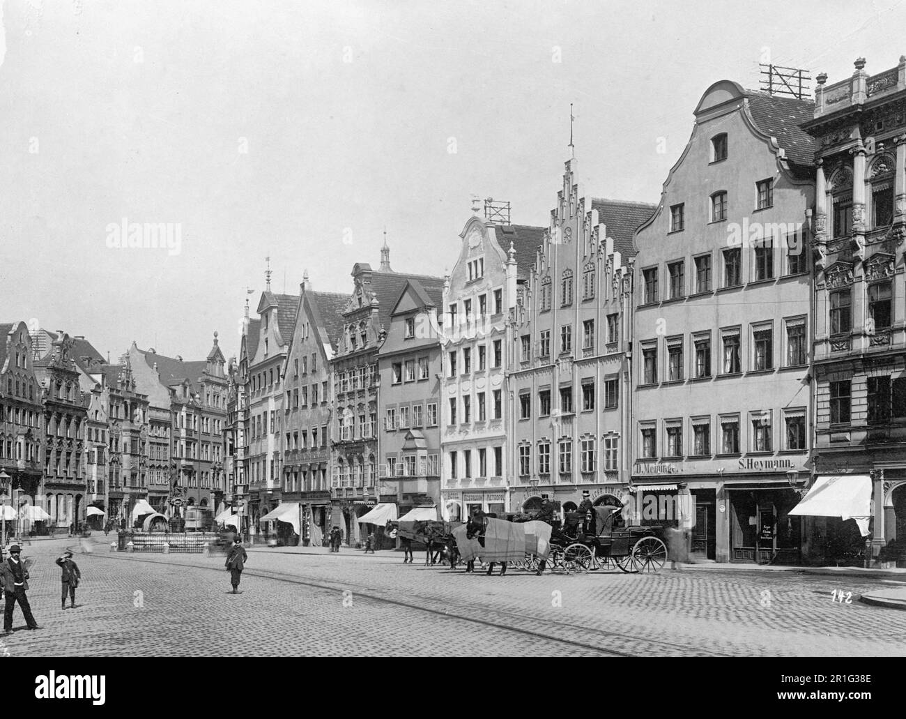Photo d'archives : rue Maximillia avec fontaine de mercure à Ausburg Allemagne ca. 1910s Banque D'Images